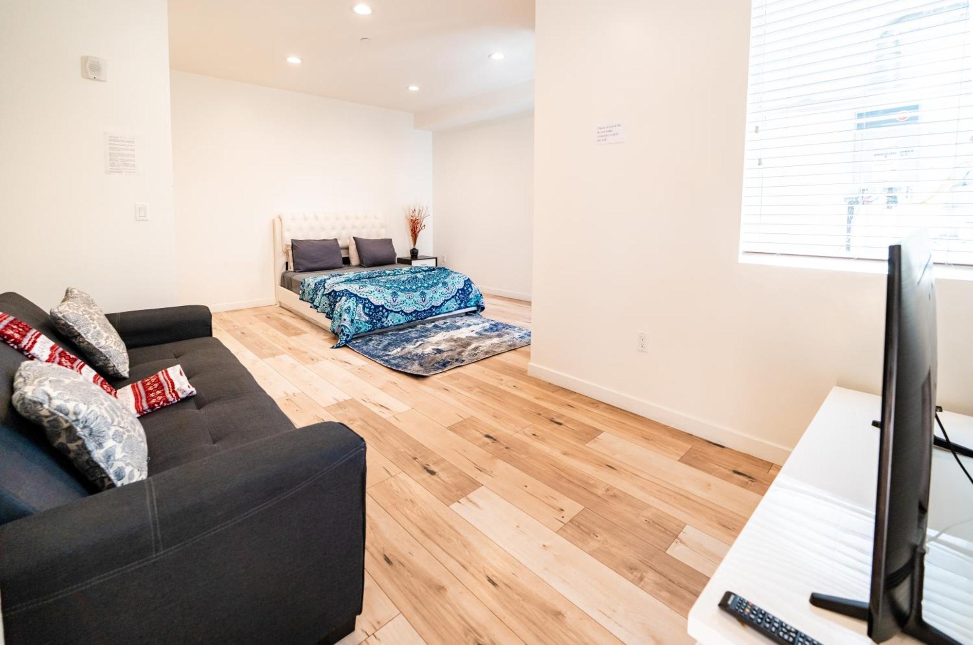 Apartment Modern Three Bedroom Loft With 3 Levels Sleep 10 Ppl In Hollywood