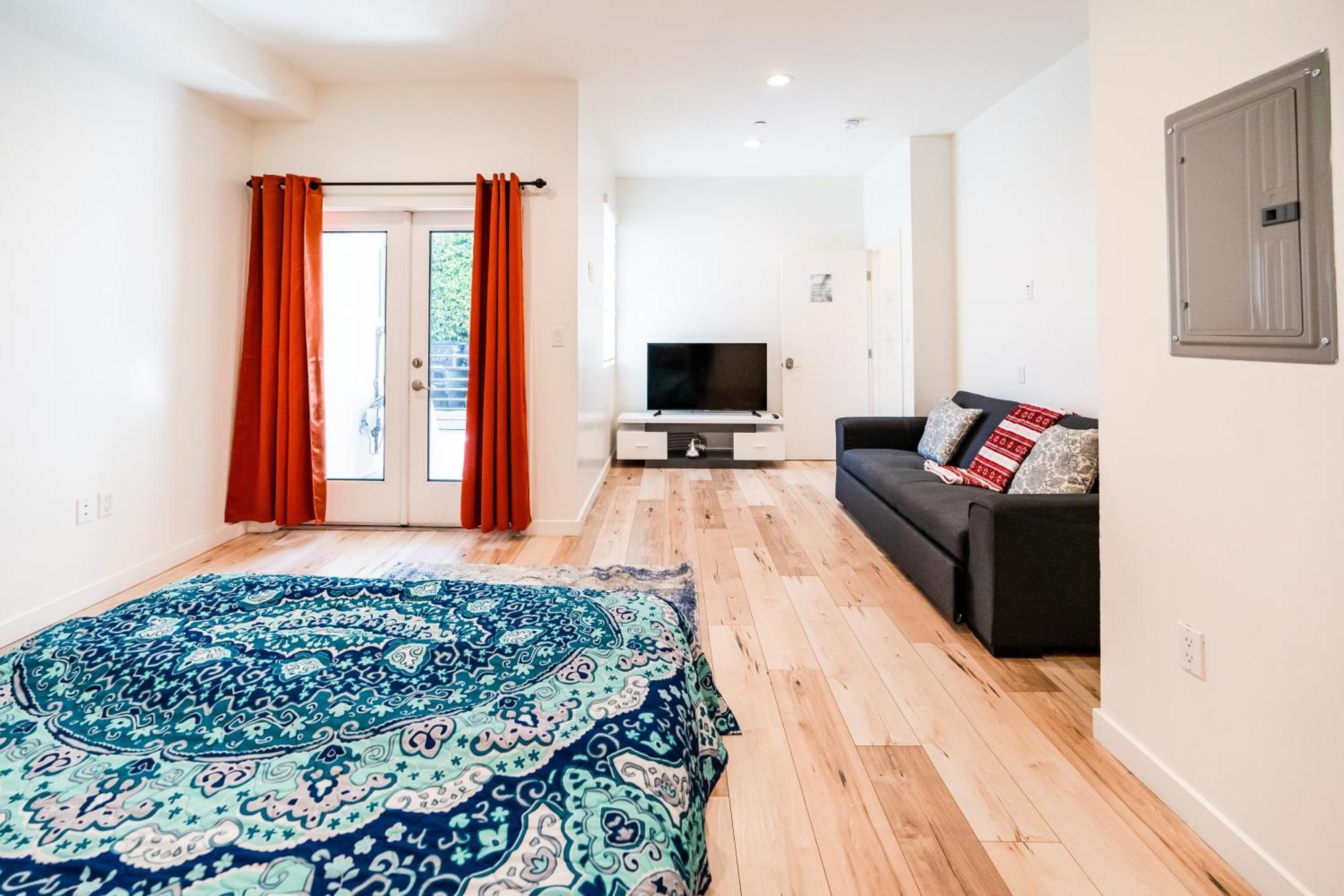 Apartment Modern Three Bedroom Loft With 3 Levels Sleep 10 Ppl In Hollywood