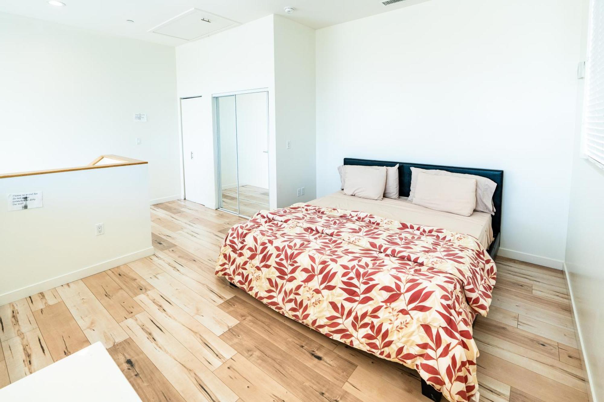 Modern Three Bedroom Loft With 3 Levels Sleep 10 Ppl In Hollywood Los Angeles