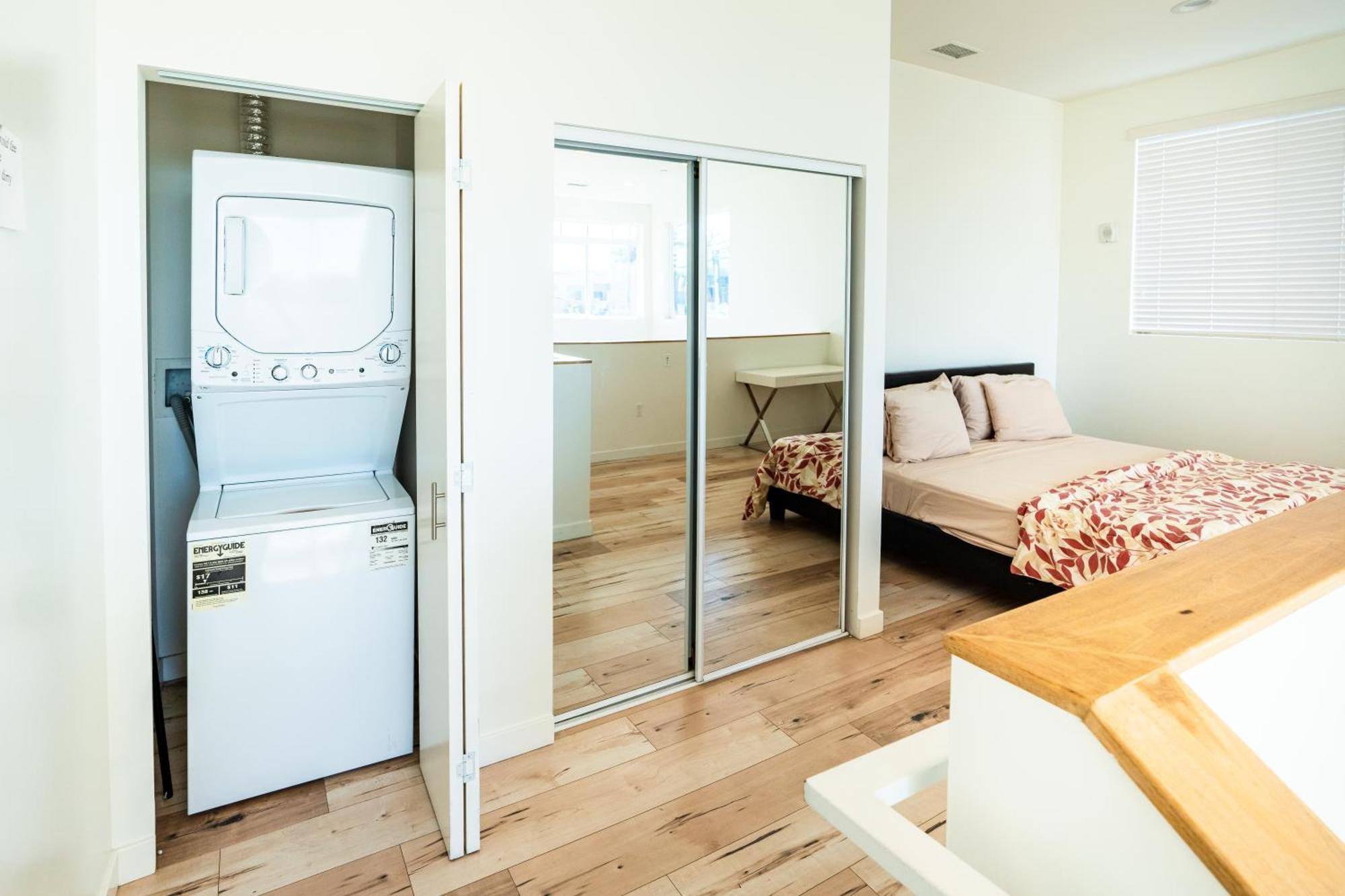 Apartment Modern Three Bedroom Loft With 3 Levels Sleep 10 Ppl In Hollywood Los Angeles