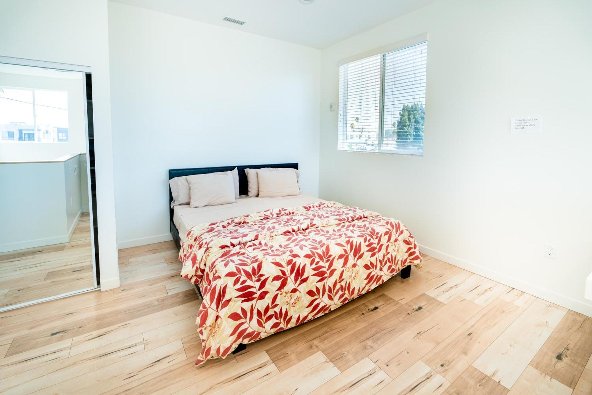 Modern Three Bedroom Loft With 3 Levels Sleep 10 Ppl In Hollywood Los Angeles