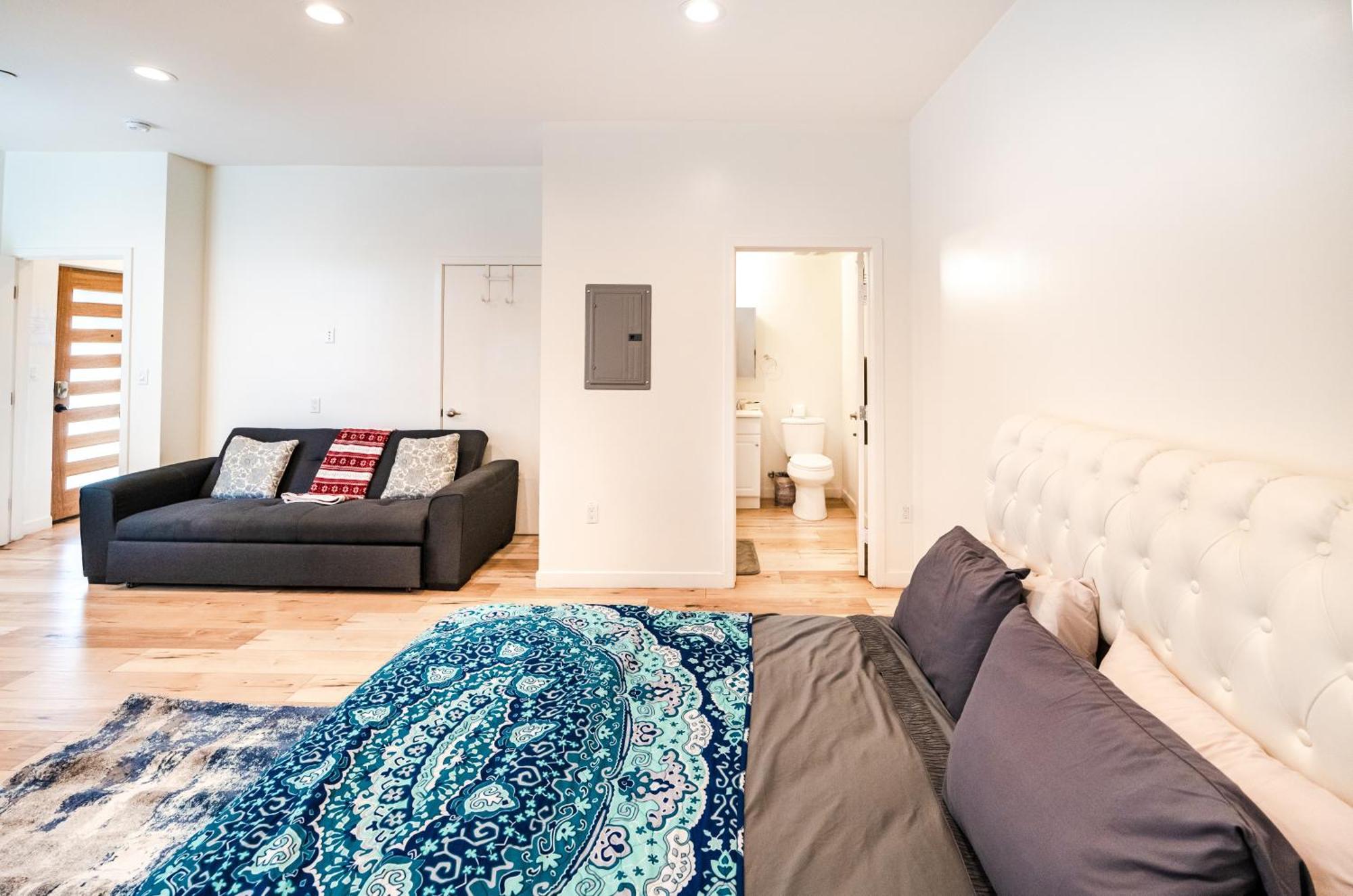 Modern Three Bedroom Loft With 3 Levels Sleep 10 Ppl In Hollywood * Los Angeles
